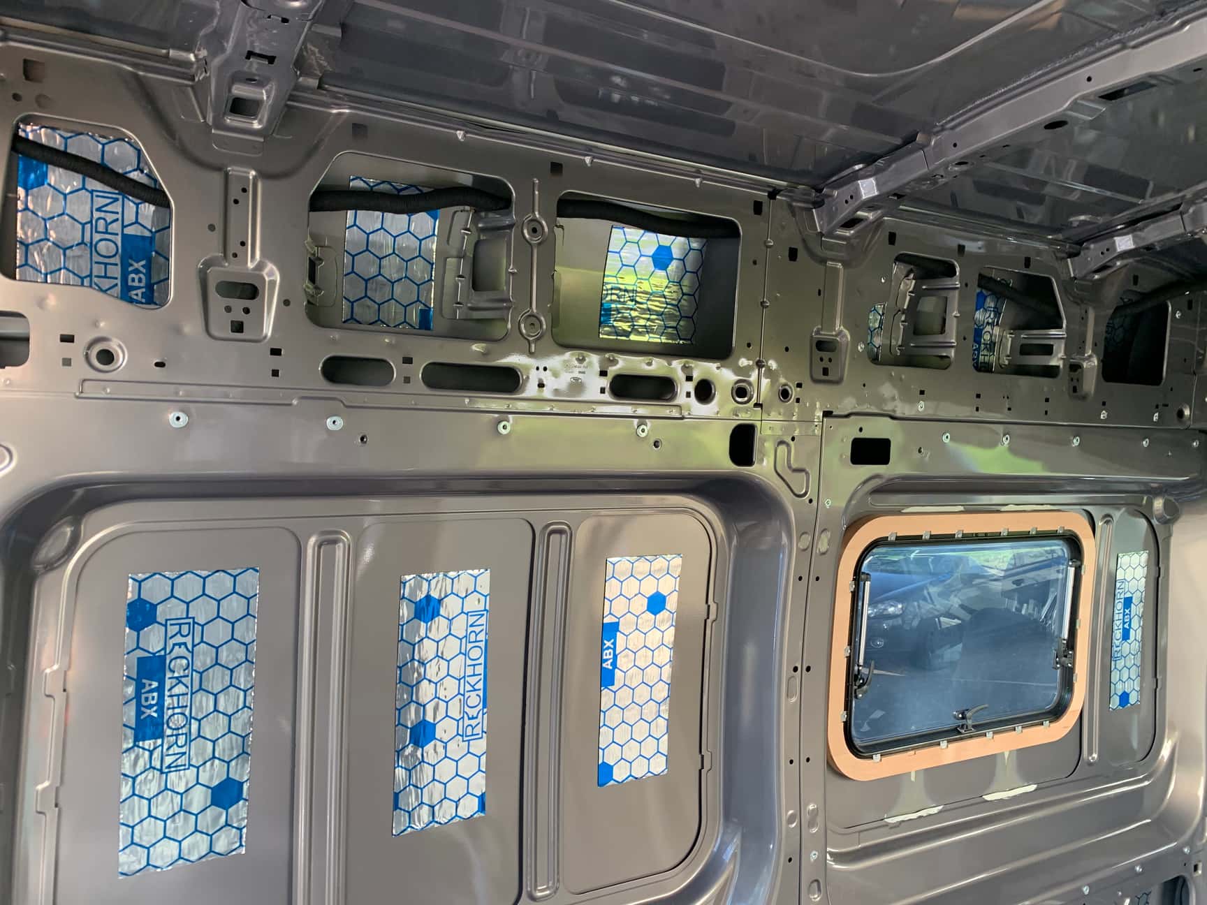 Karosserienischen erschweren das Dämmen beim Ford Transit Camper Ausbau