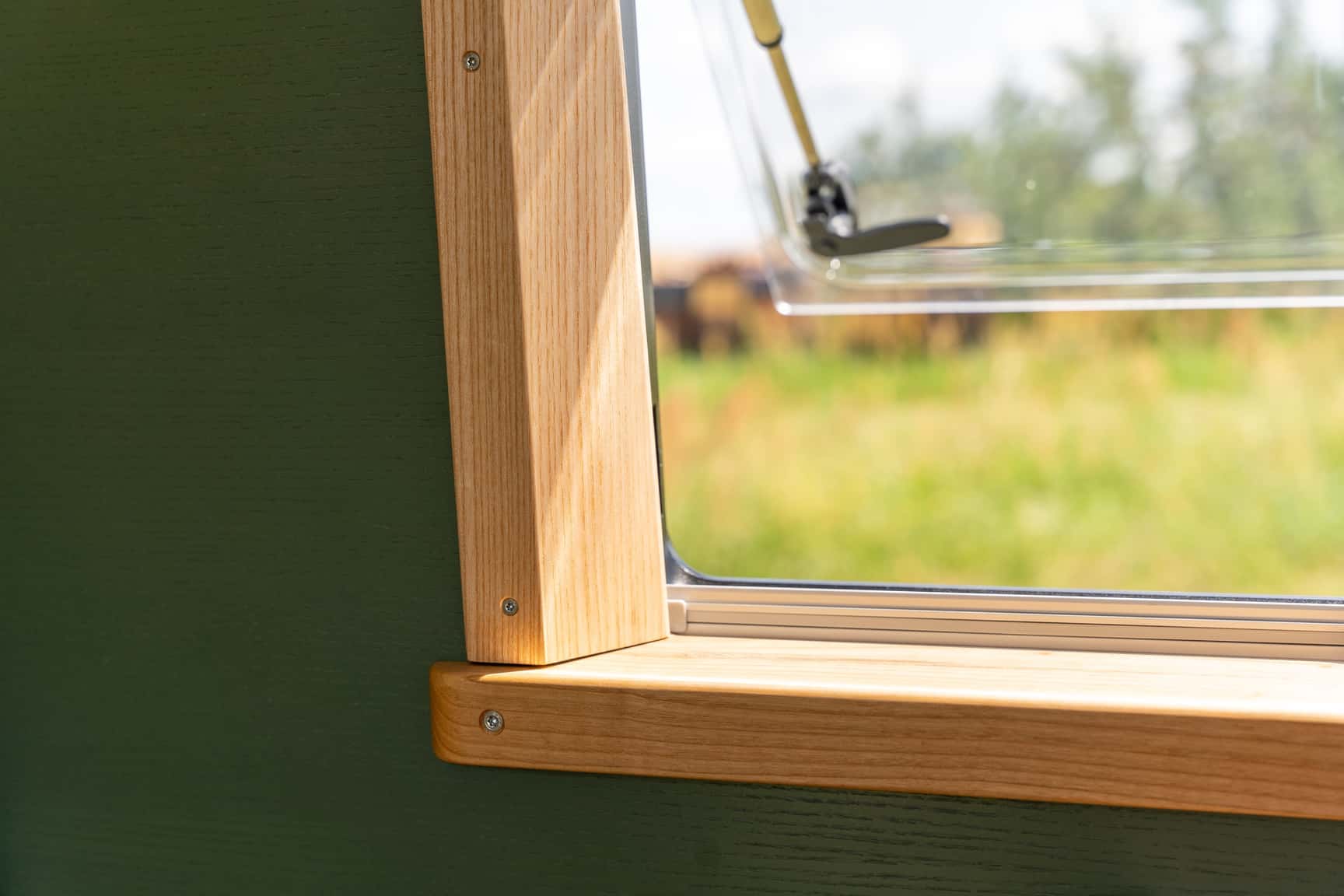 Fensterbank aus Kirschholz im Peugeot Boxer/Fiat Ducato Camper
