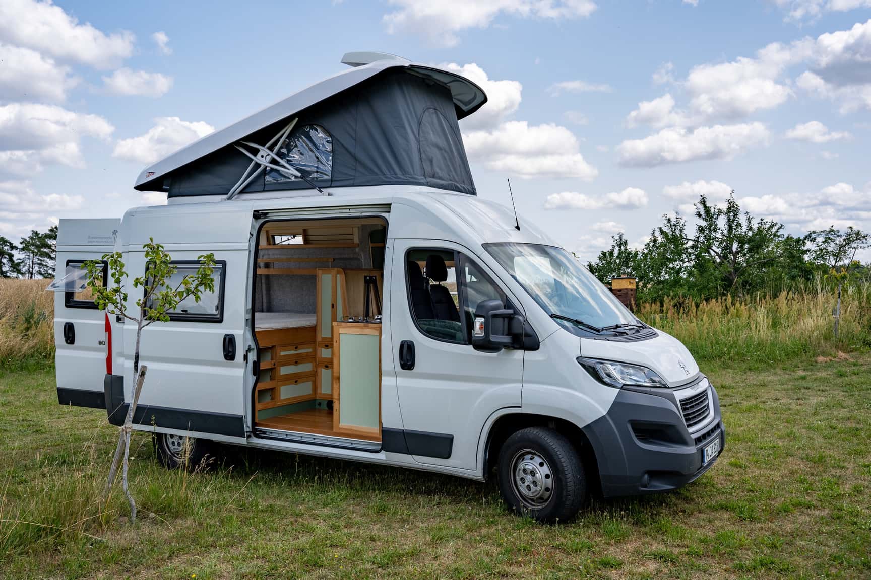 Skyup pop-up roof for two additional sleeping spaces in the Peugeot Boxer camper