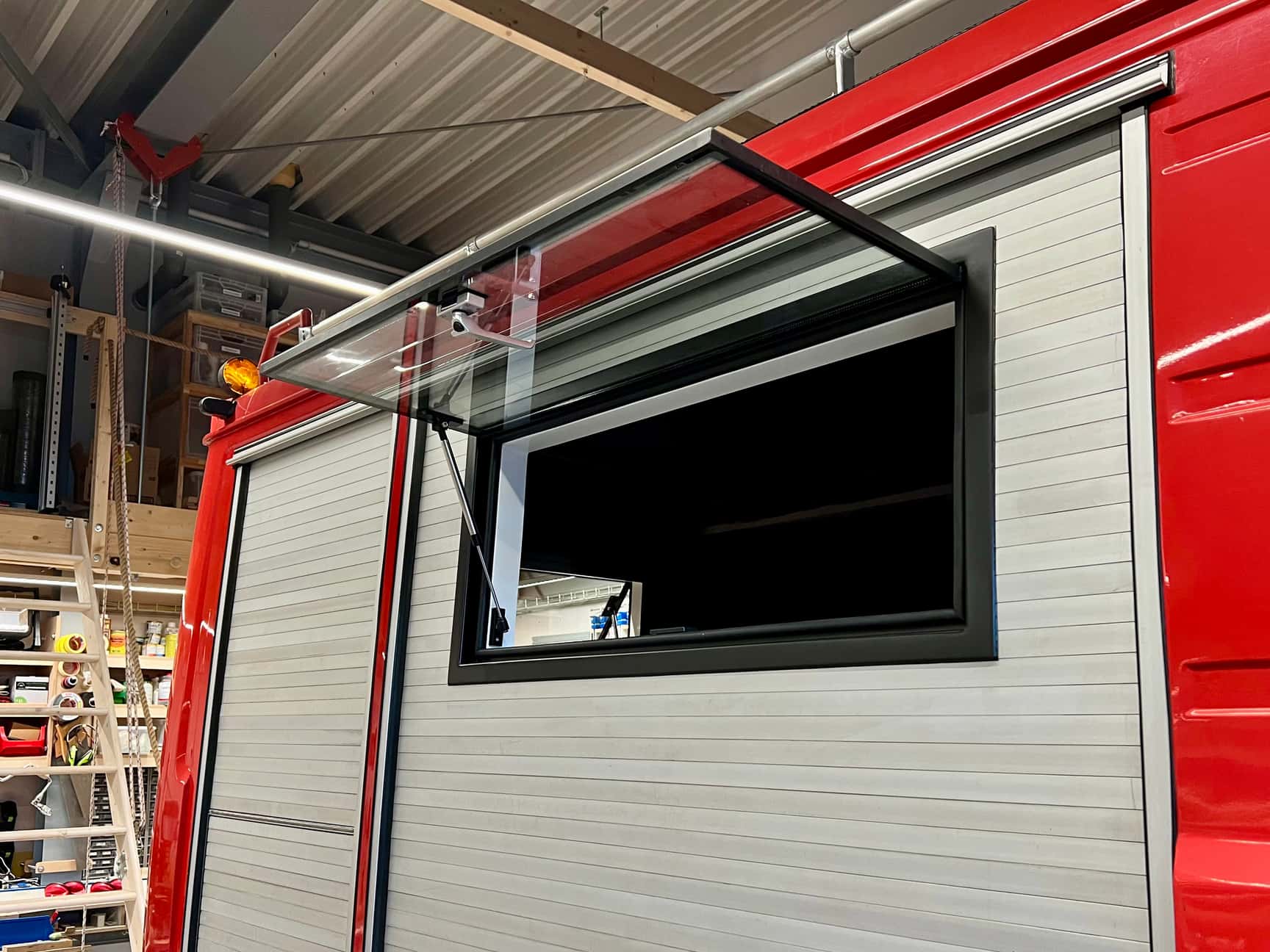 Echtglasfenster von Outbound im Mercedes T2 Feuerwehr Camper