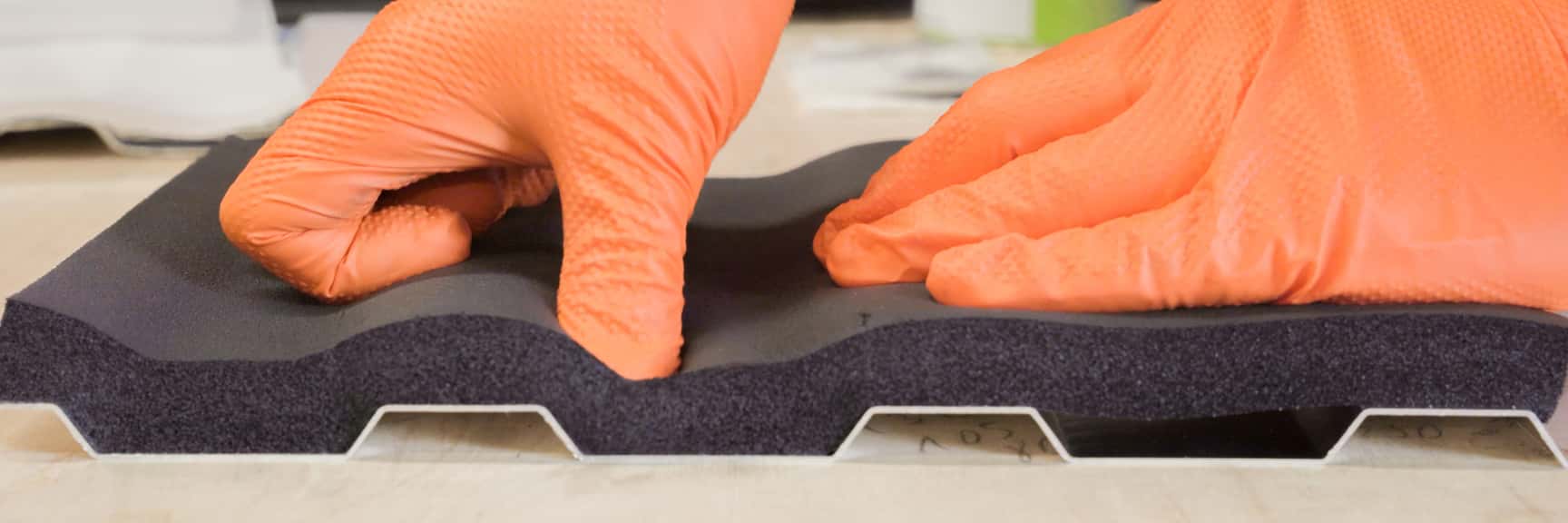 Armaflex verkleben: Selbstklebend vs. Kontaktkleber
