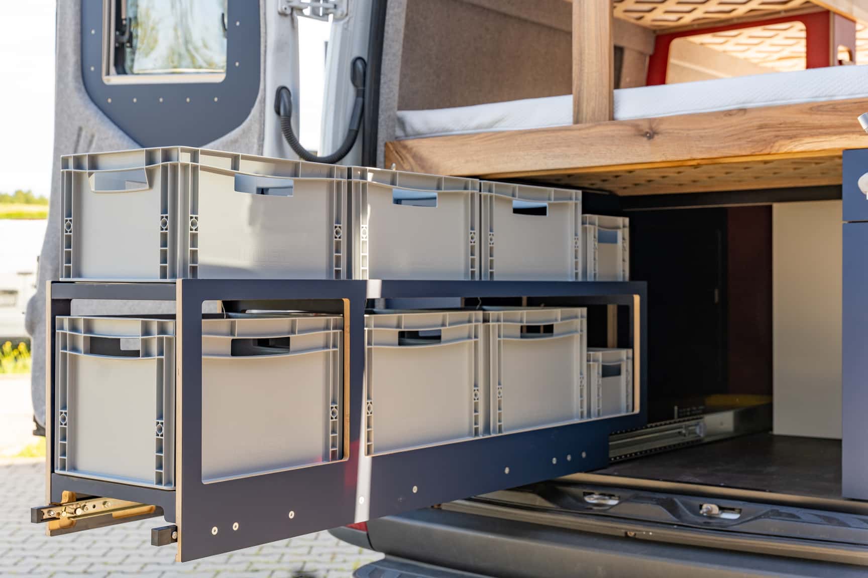 Heavy-duty slide for Euro crates under the transverse bed in the Sprinter L3H2 conversion