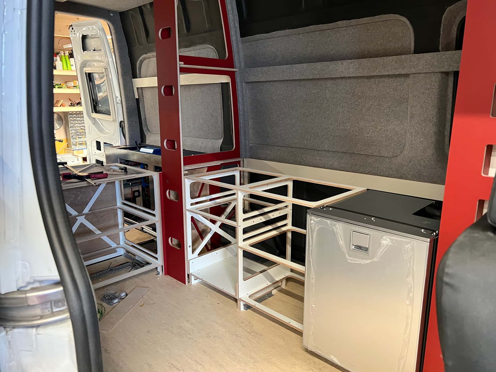 Rohbau der Möbelkorpusse im Sprinter L2H3 Camper Ausbau für fünf Personen