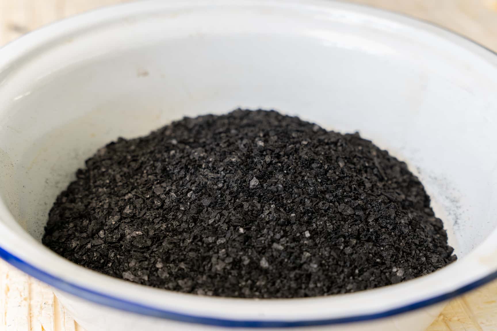 Busbastler Poo Powder als Einstreu für die Trockentrenntoilette
