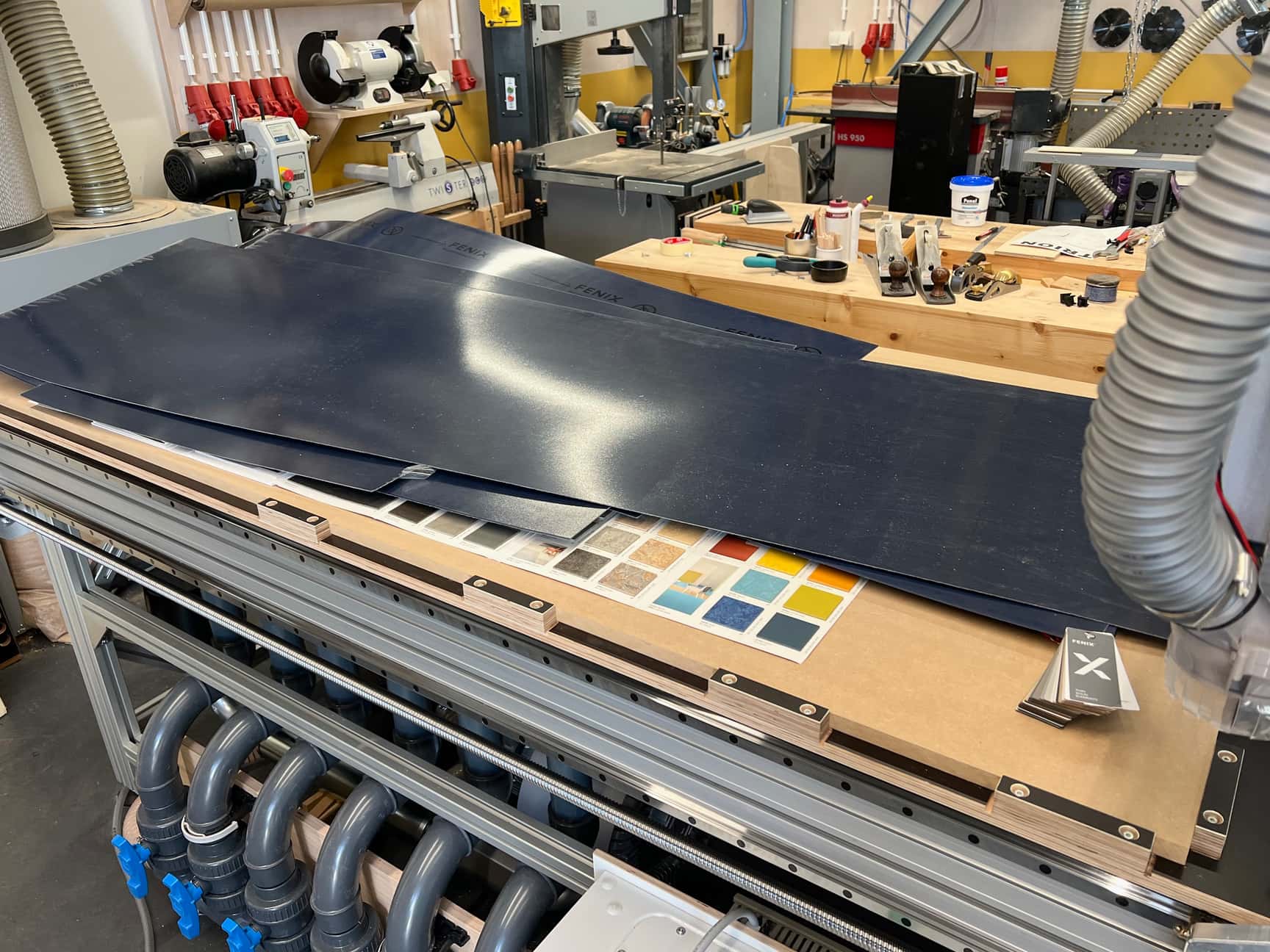 Fenix Schichtstoff und Materialproben auf der CNC-Fräse